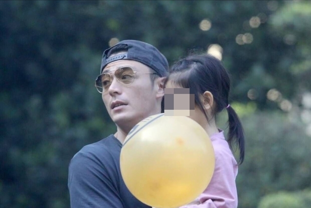 周韦彤|霍建华夫妇包餐厅为女儿庆生,5岁小海豚流泪哭闹,心如耐心安抚