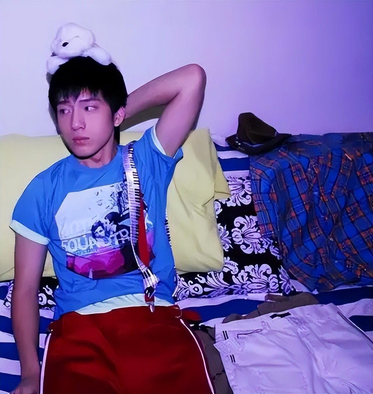 井柏然|井柏然:出生28天被弃, 60岁奶奶捡废品将他养大, 爆红后父母来认亲