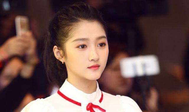 关晓彤|关晓彤：出身显赫却因得罪刘浩存演技遭质疑，同胞姐姐生死成迷？