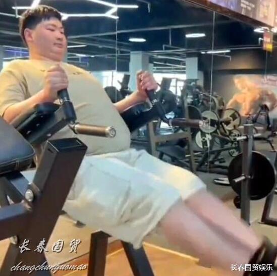 美容 大衣哥儿子小伟现身减肥训练营刻苦瘦身，竟然是因为这个