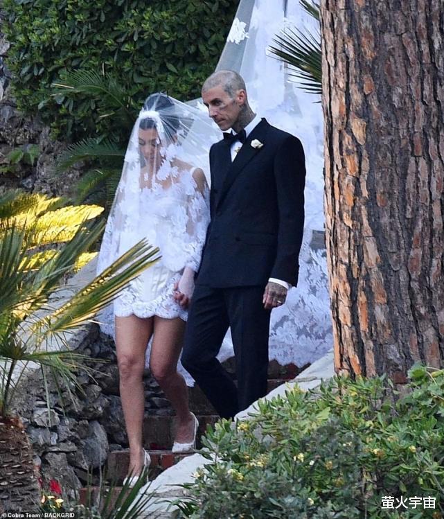 明星素颜|43岁卡戴珊大姐办古堡婚礼，婚纱裙太迷你像塑身衣，66岁妈妈又哭又笑