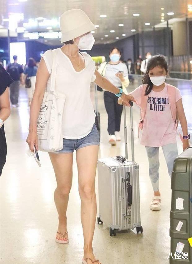 马伊琍|马伊琍母女游玩归来，14岁爱马身材高挑与妈妈齐平，妹妹超像爸爸