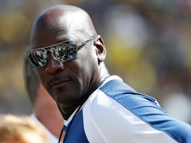 勒布朗·詹姆斯|球星詹姆斯年复一年的强大，自律，球商情商都高