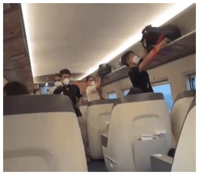 刘德华|刘德华坐高铁好兴奋！激动自拍跟家人分享，还对自己全身狂喷酒精