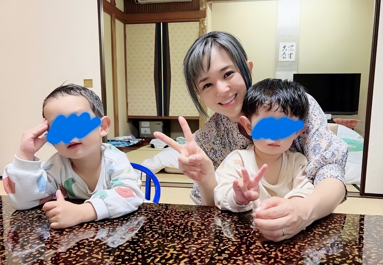 |41岁苍井空窝在光头老公胸膛甜蜜，素颜清纯可爱，一家人玩叠叠乐