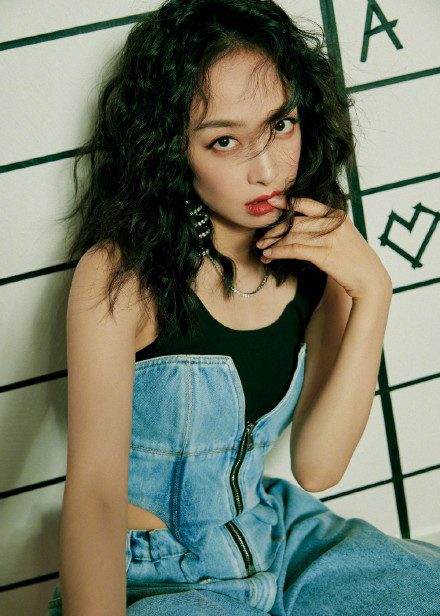 宋茜|宋茜胸衣外穿，个性辣眼，现又以一袭红裙，点燃了无数人的心房。