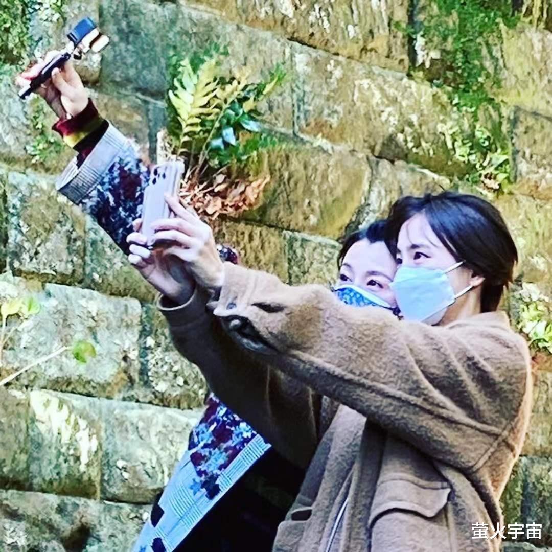 美容养颜 50岁藤原纪香扎丸子头秀完美发际线，脖子细长，少女托腮真太萌了