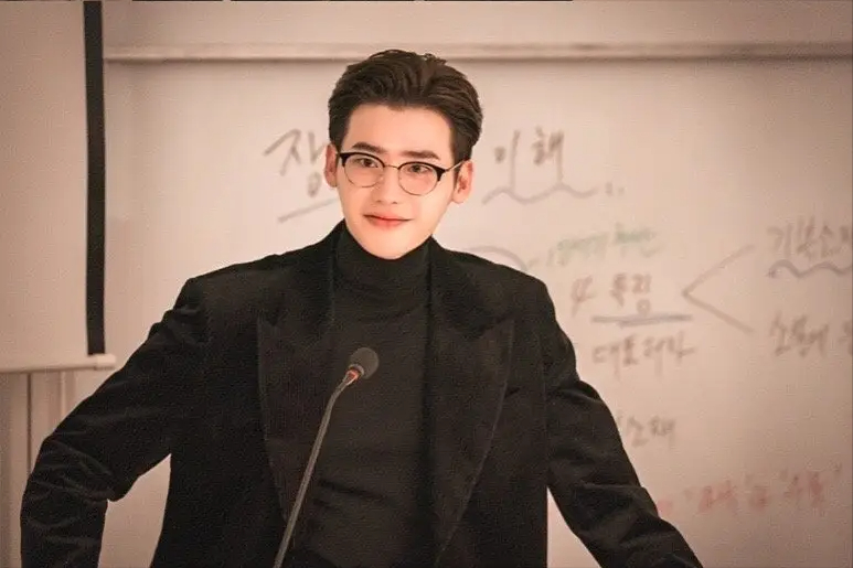 李钟硕|李钟硕现身活动引争议！发福后脸圆润了一圈，油腻感油然而生