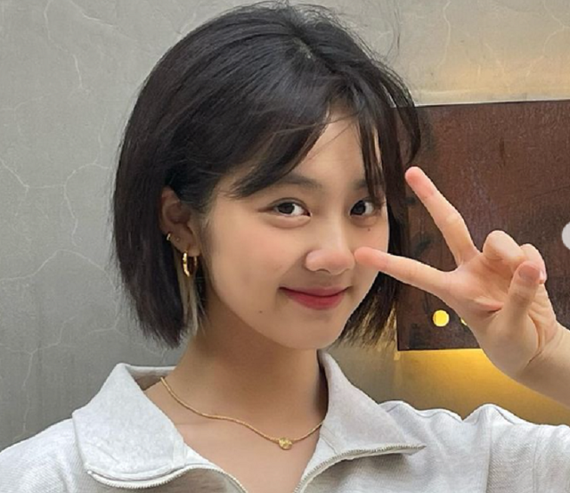 黄忆慈 16岁黄多多带弟弟妹妹旅行，戴5件配饰打扮太个性，艳丽美甲抢眼