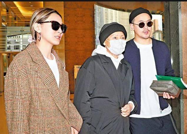 曾志伟|69岁曾志伟再被骂为老不尊？与洪金宝大儿媳亲密搂肩贴脸！