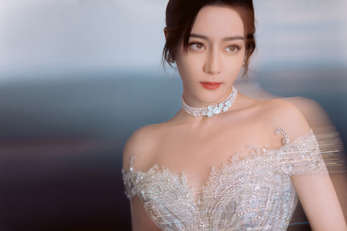 迪丽热巴|迪丽热巴一袭璀璨星河礼裙,配上精美项链,真的是珠光宝气,明艳动人。