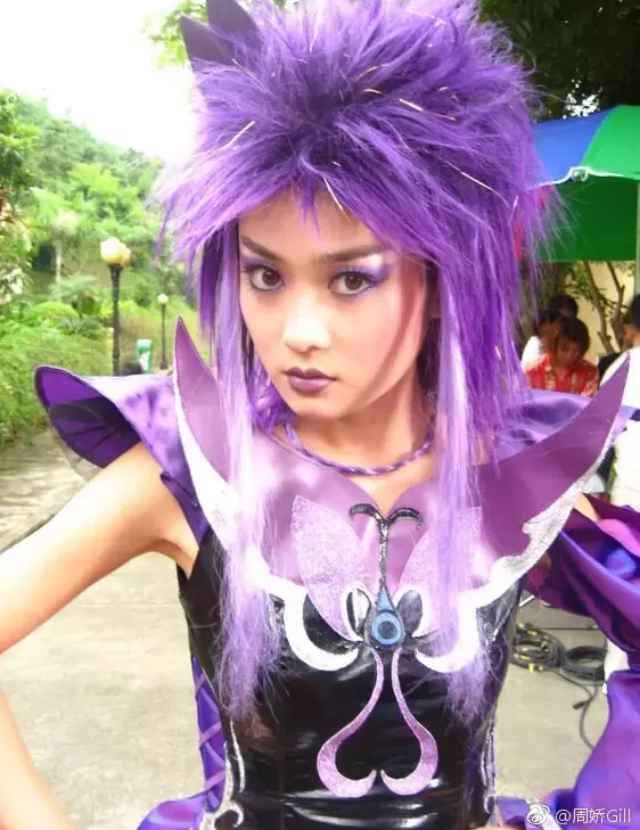 周娇|甜！35岁“黑魔仙小月”嫁小10岁导演男友，民政局领证现场照曝光