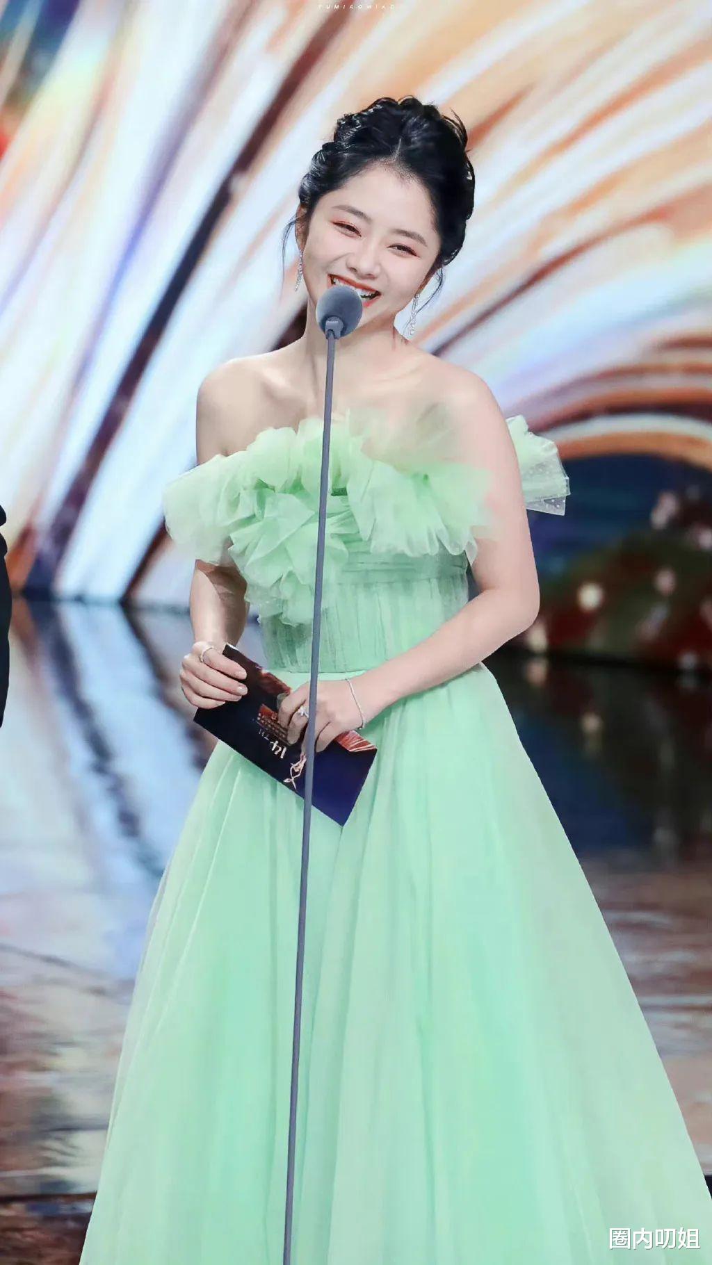 谭松韵|天啊，32岁的谭松韵穿的像18岁，这状态也太美了！