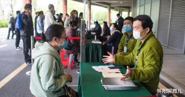 律师|当代“打工人”现象:45岁工厂不招,50岁菜买不了?原因很现实