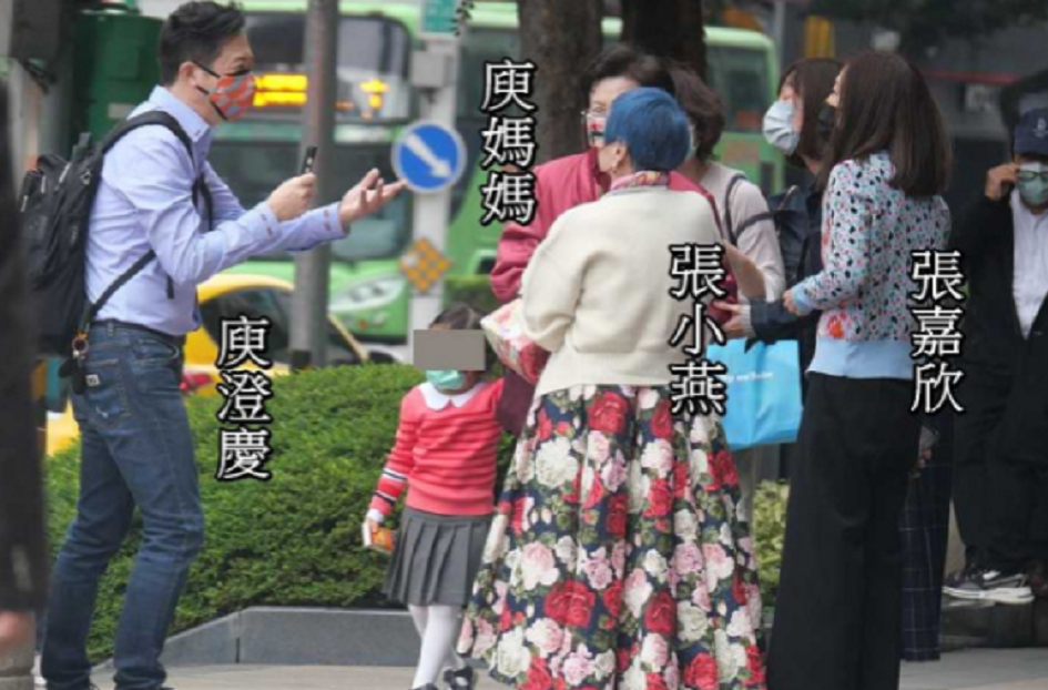 庾澄庆|60岁庾澄庆朴素坐高铁,买不到坐票和路人挤一堆,大方自拍无人识