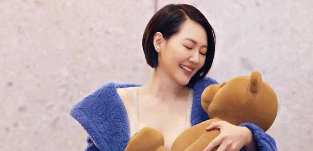 小S|小S骂战风波后首度露面，回应网友负面评价“过奖了”