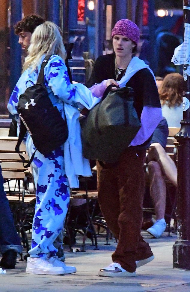 小贝|小贝17岁小儿子和女友，在游艇上亲吻！小七在旁边都懒得看，太可爱