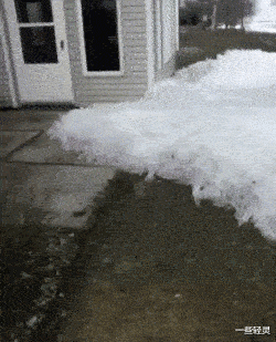 |老婆打疫苗非要穿露肩连衣裙,戴着口罩就不怕丢脸了吗?