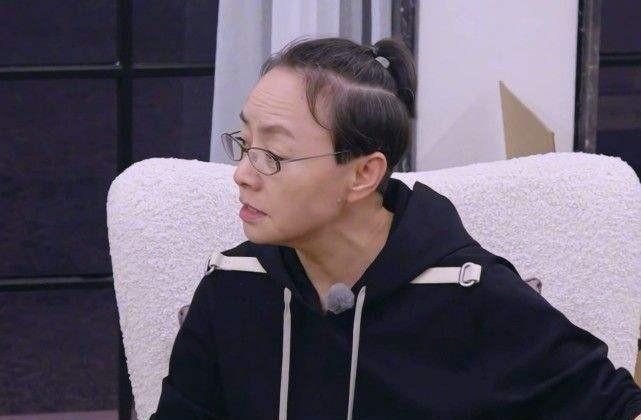 宋丹丹|宋丹丹和亲家母合体带娃，两人一路热聊不断，对孙子十分宠溺