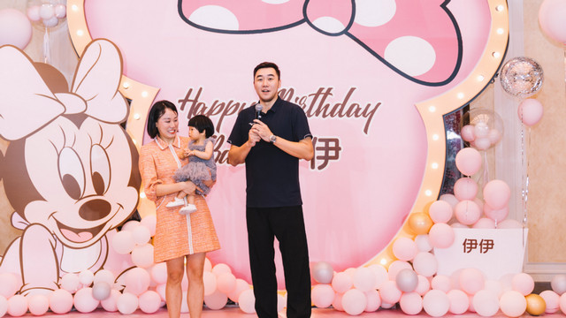 欧美明星|世界冠军赵芸蕾为女儿庆生！妆容精致打扮贵气，双腿跪草坪上大笑