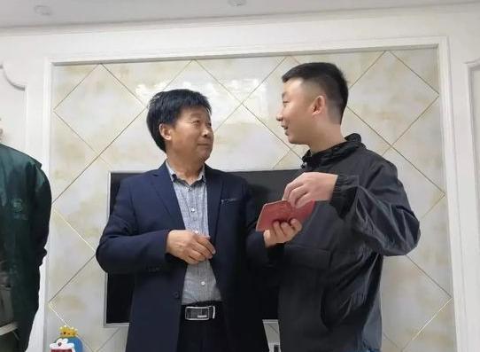 佟丽娅|浔阳夜话直播间又爆出了一个劲爆的消息，姚策的家长会是杜新枝郭希宽给他开的