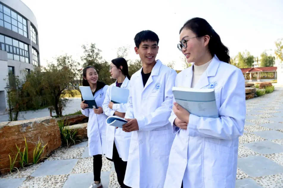 相机|医学生也要“查百度”？严谨程度受质疑，看完身份后网友明白了