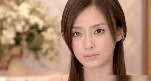 秦岚|43岁女星因身材火上热搜!网友:怪不得能当“绿茶鼻祖”!