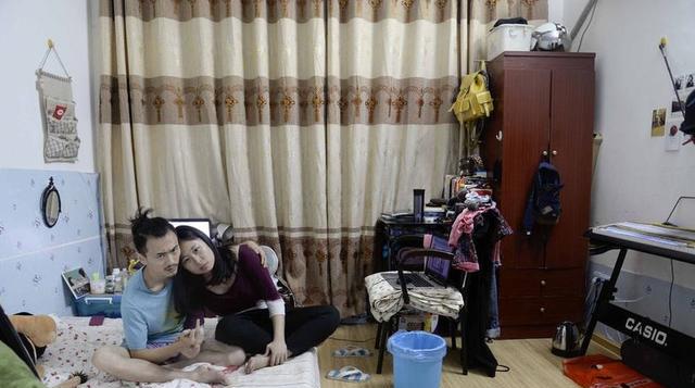 小伙沐浴忘锁门纪实,结果女邻居一晚来3次,女子:谁让他不锁门