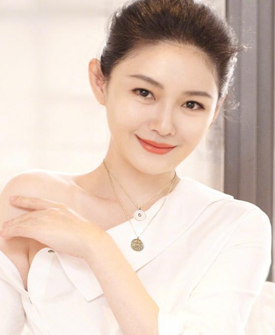 心居|汪小菲面容憔悴胡子拉碴,手撑额头直播要礼物,满嘴脏话怒怼网友