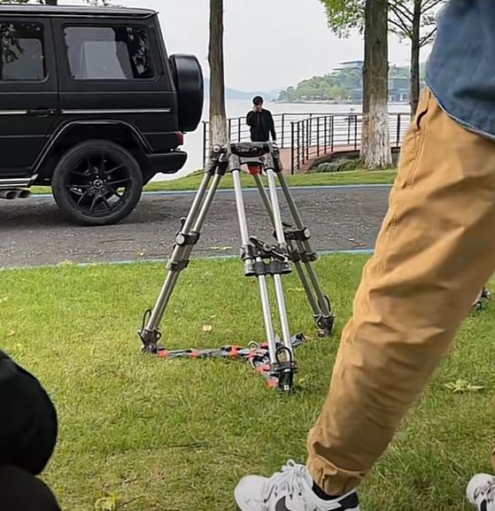 任嘉伦|宁波:任嘉伦风景区拍戏,身材瘦弱不像33岁,女粉丝站成一排拍摄