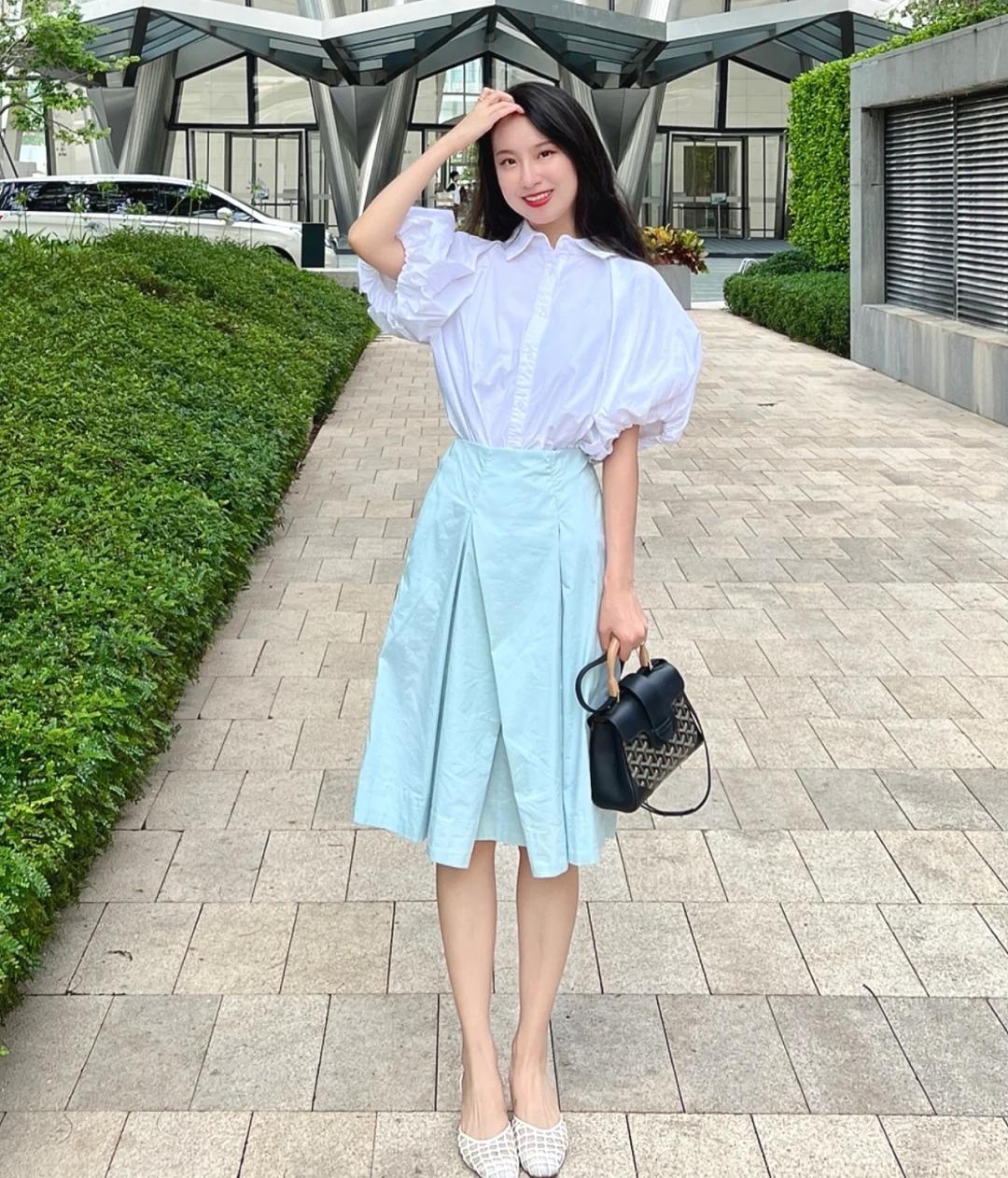 27岁女孩穿出打工人的体面，每天打扮美美的公司楼下自拍