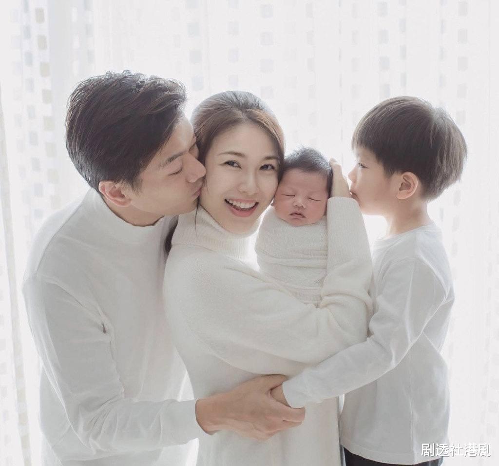 黎诺懿|迎结婚八周年!TVB小生与富贵妻子庆祝,女方生完两娃仍身材曼妙