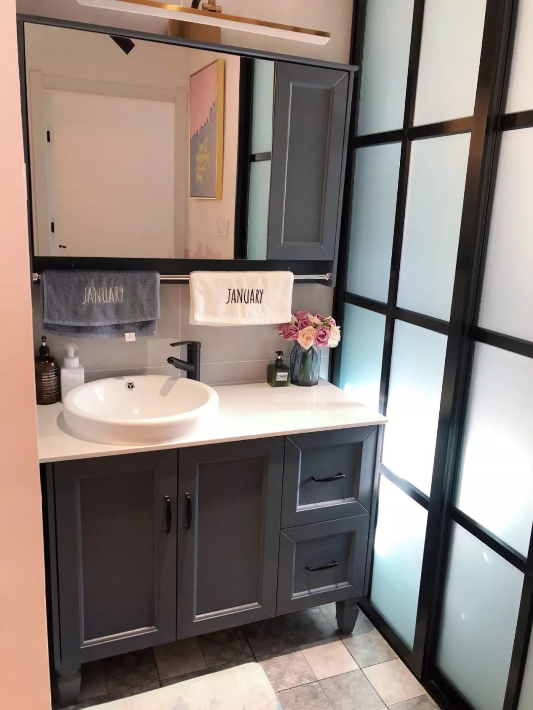 给小户型搭配一个镜柜,迷你卫生间也不担心收纳不够