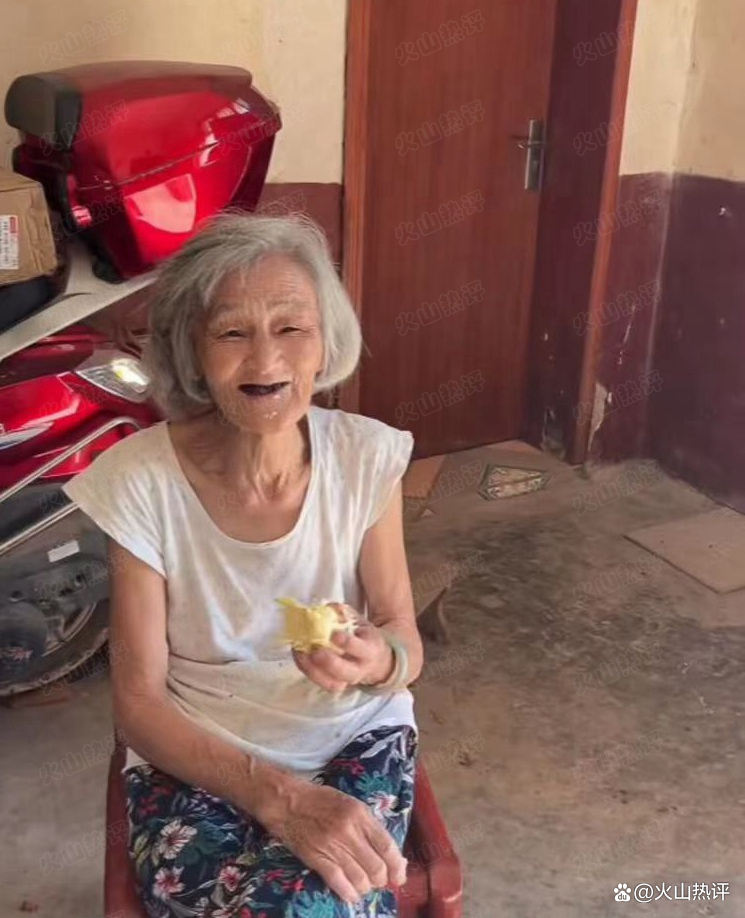 湖南22岁女孩见老家草比人高,自费帮奶奶修水泥路,希望老家永在