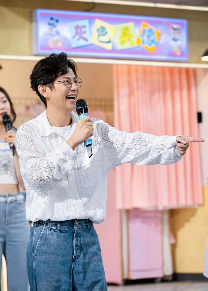 |何炅年轻颜值不输小鲜肉！昔日旧照再被翻出，网友：何美男名不虚传