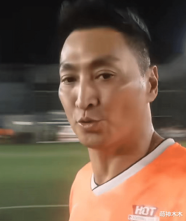 何家劲|62岁何家劲近况曝光，大汗淋漓陪员工踢足球，不顾形象坐地上