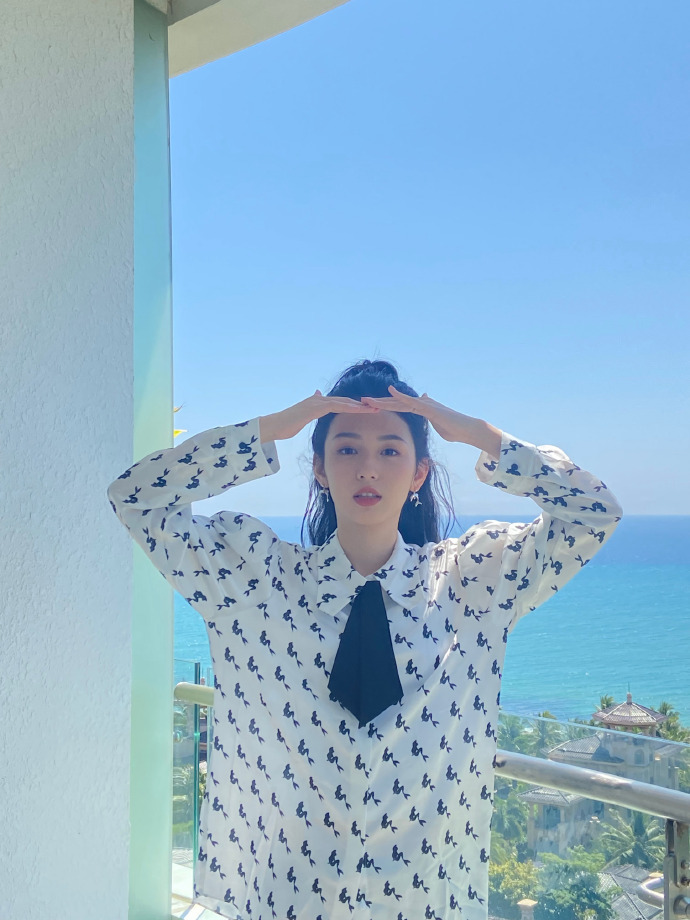 高马尾 周也穿黑白印花连衣裙 扎高马尾元气满满