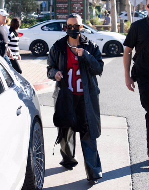 金·卡戴珊|金卡戴珊带娃亮相！8岁大女儿一头非洲辫成翻版坎爷，比金姐还酷