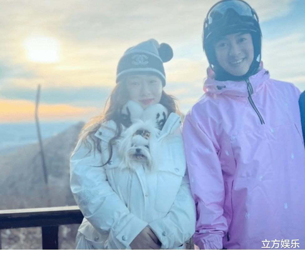 胡歌|杜江霍思燕逛街破离婚传闻,后者41岁似少女,但眼部却暴露疲态