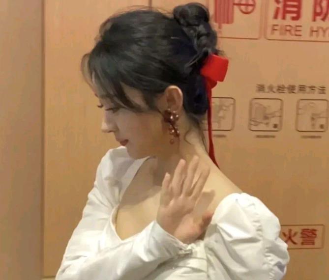 赵丽颖|赵丽颖近距离生图曝光，巴掌脸五官精致立体，各种角度镜头都很美