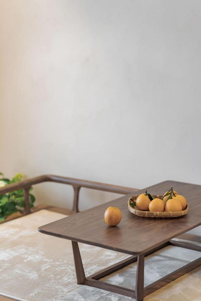 南京90后夫妻的90㎡婚房,打造佛系中式风情,水泥灰做渲染很大气