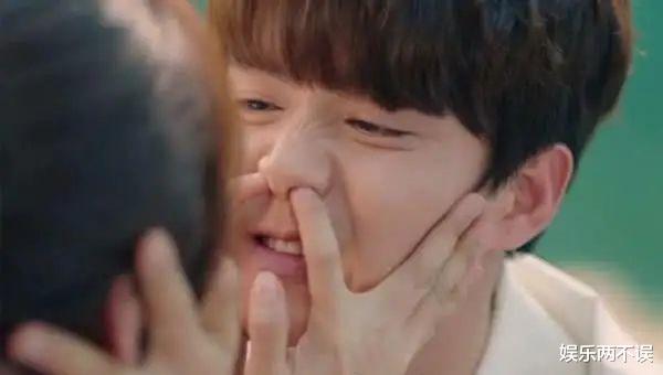 杨紫|网友爆料：杨紫除了和男演员称兄道弟外，还喜欢手指插男演员鼻孔