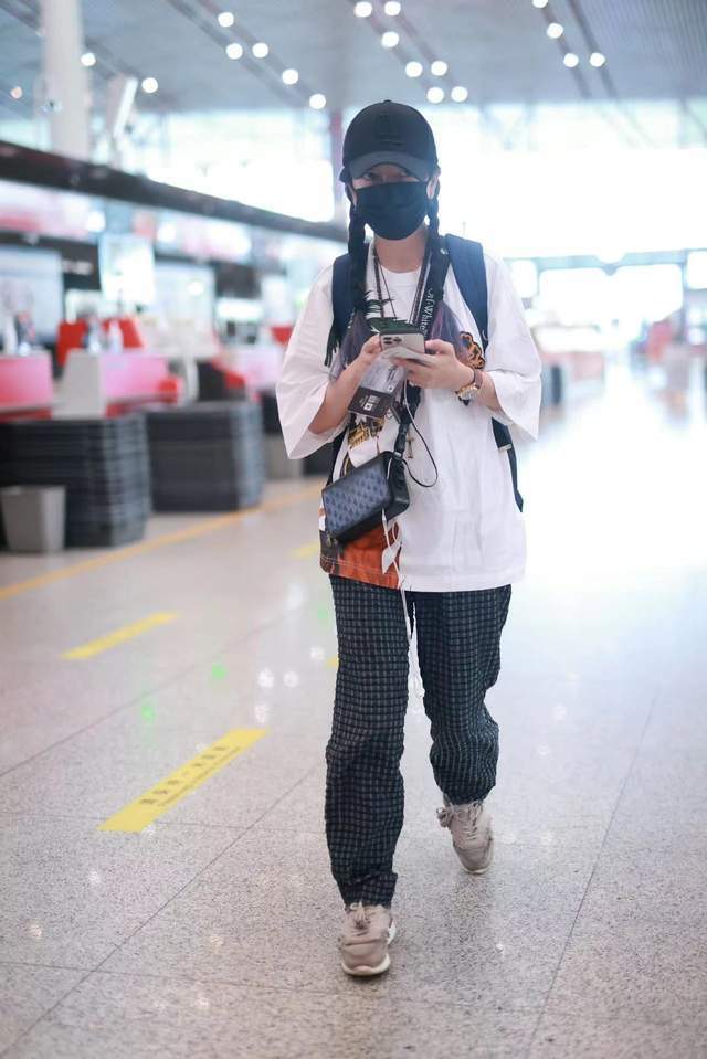 王浩信|赵薇消失近一年后，低调现身机场，新作已被袁泉替代，复出已无望