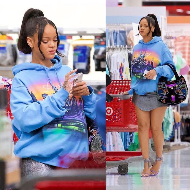 玉米面 蕾哈娜挺孕肚逛街,穿蓝色宽松卫衣不显胖,扎高马尾有点活泼