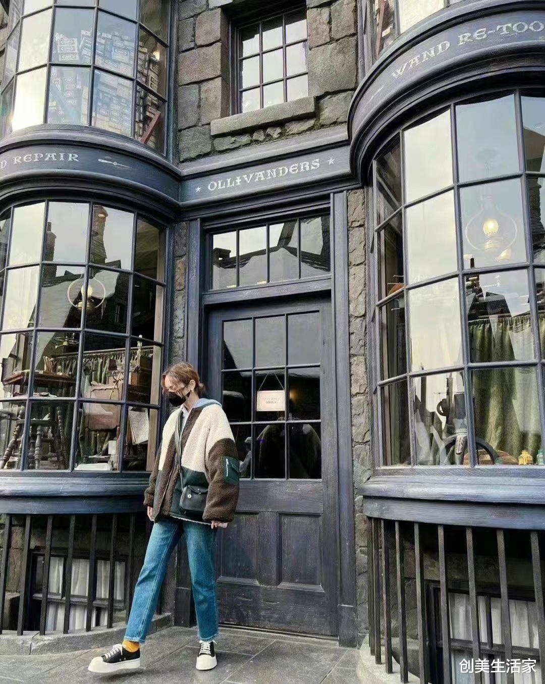 |杨丞琳游环球影城，穿羊羔绒外套配牛仔裤，减龄时尚，秋日氛围满满