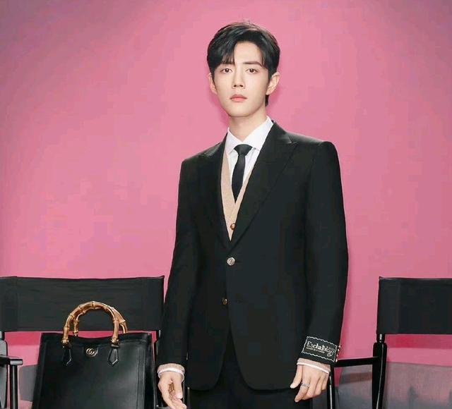 肖战|《香港卫视》播报12位冠军歌手,肖战率先登场,海报很帅