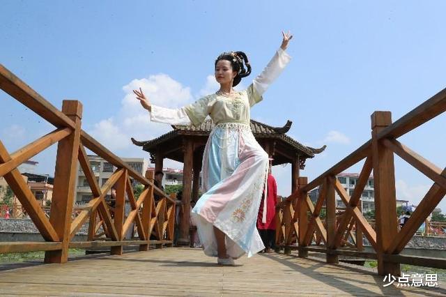 广东:老板带员工KTV放松,大批女子穿汉服现身,员工们争相拍摄