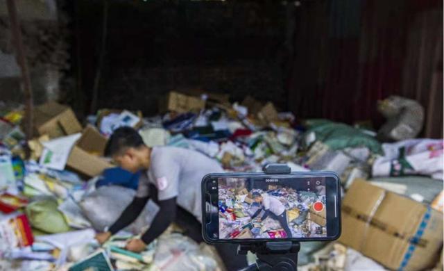 央视|收破烂成千万网红，拒绝400万年薪，被央视点赞，刘阿楠什么来头