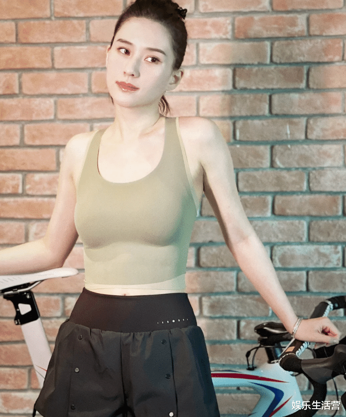 阿Sa|有喜？赌王女儿何超莲小腹隆起，2位助理贴身服侍，窦骁早有预告