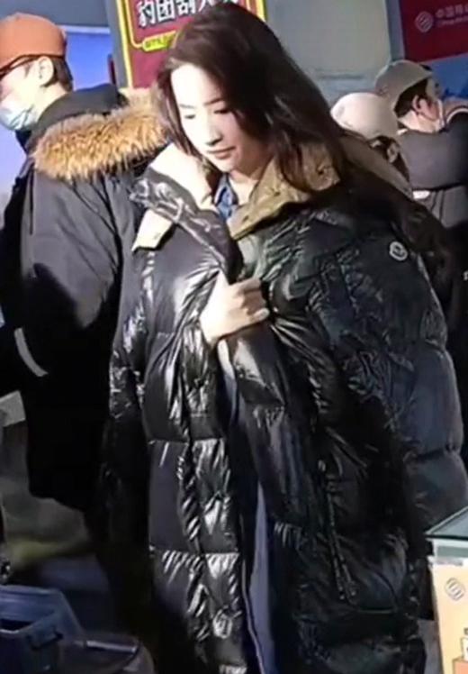 刘诗诗|颜值界两大美女出没大理，刘诗诗十分随性，刘亦菲一照难求